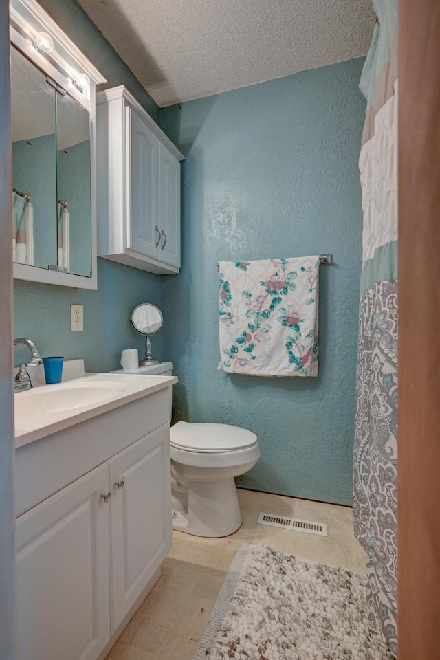 2148 Carrie St, Carthage, MO 64836 - full bath featuring vanity, a textured ceiling, a textured wall, and a shower with curtain