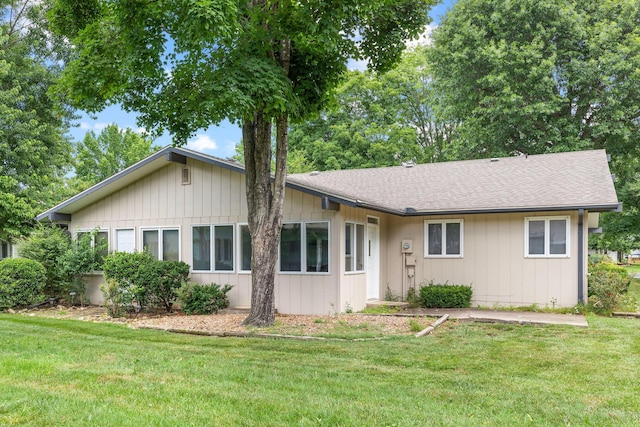 6 Maple Ct, Branson, MO 65616 - ranch-style home with a front yard and a shingled roof