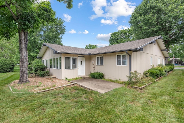 6 Maple Ct, Branson, MO 65616 - ranch-style house featuring a patio area and a front lawn
