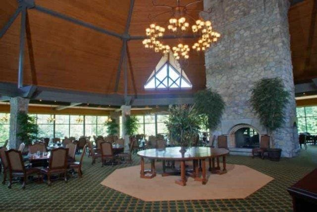 201 Silver Oak Ln, Branson West, MO 65737 - community lobby with a towering ceiling