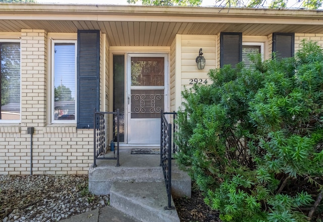 2924 S Roanoke Ave, Springfield, MO 65807 - doorway to property featuring brick siding and a porch