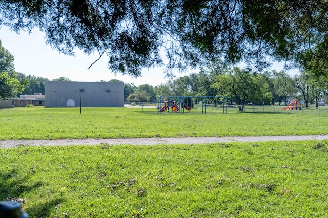 2924 S Roanoke Ave, Springfield, MO 65807 - view of yard