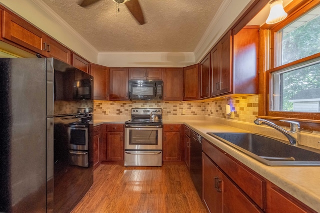 2924 S Roanoke Ave, Springfield, MO 65807 - kitchen featuring black appliances, a textured ceiling, light wood-style flooring, a ceiling fan, and light countertops