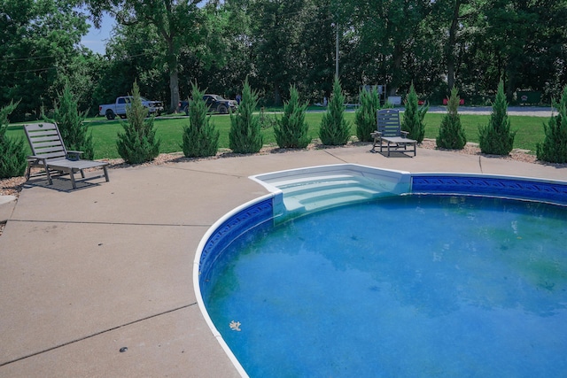 258 State Highway 32, Buffalo, MO 65622 - view of swimming pool featuring a yard, a hot tub, view of wooded area, and a patio area
