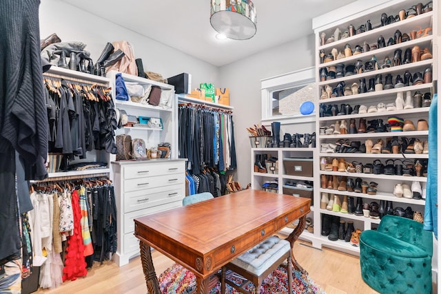 3972 E Dunrobin Dr, Springfield, MO 65809 - walk in closet featuring light wood-type flooring