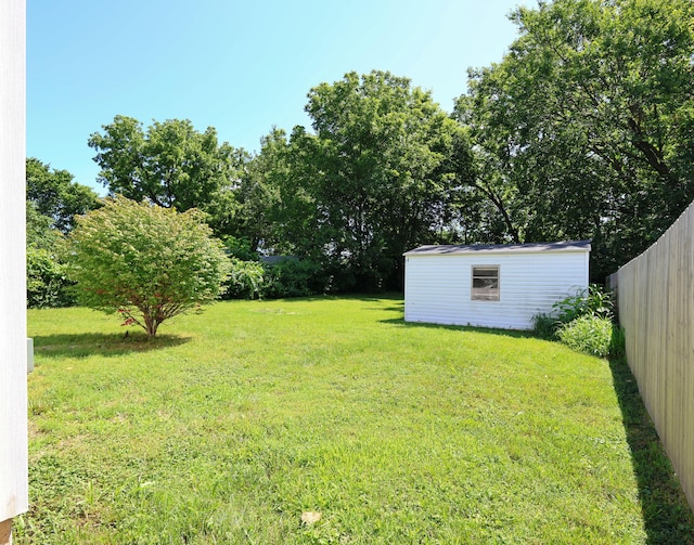 1324 N Forest Ave, Springfield, MO 65802 - view of yard with an outdoor structure