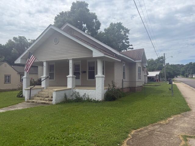 714 W Leyda Ave, West Plains, MO 65775 - bungalow with a porch and a front yard