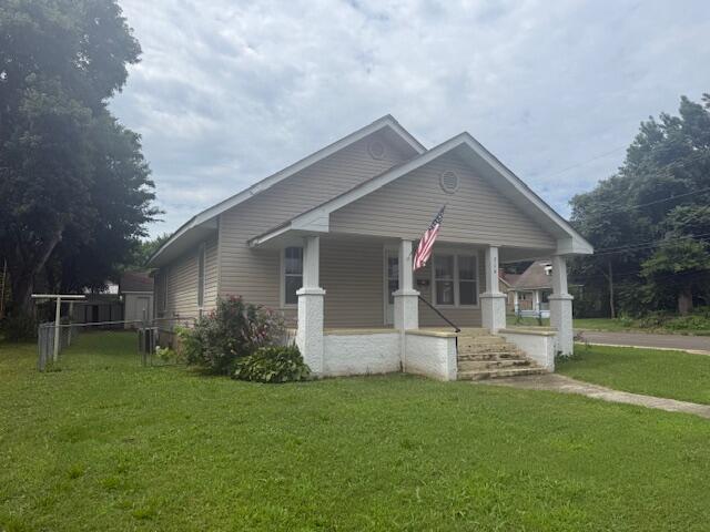 714 W Leyda Ave, West Plains, MO 65775 - bungalow-style home with covered porch and a front lawn