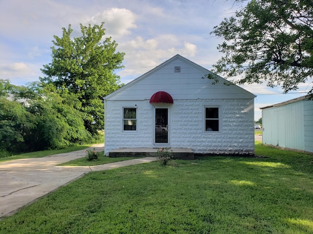 1108 E Cleveland Ave, Monett, MO 65708 - view of front of house featuring a front yard