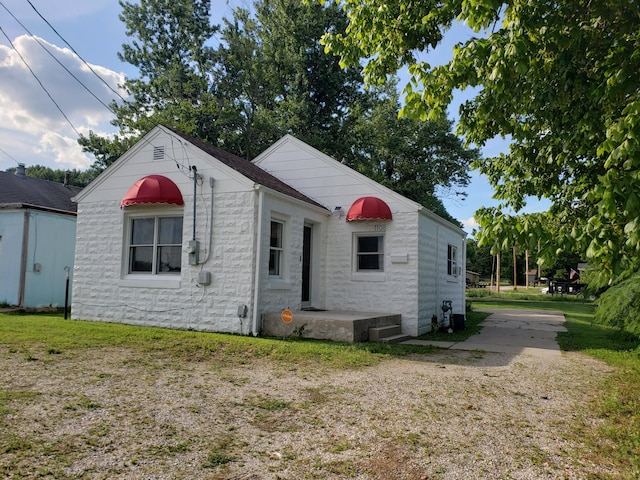 1108 E Cleveland Ave, Monett, MO 65708 - view of front facade with a front yard