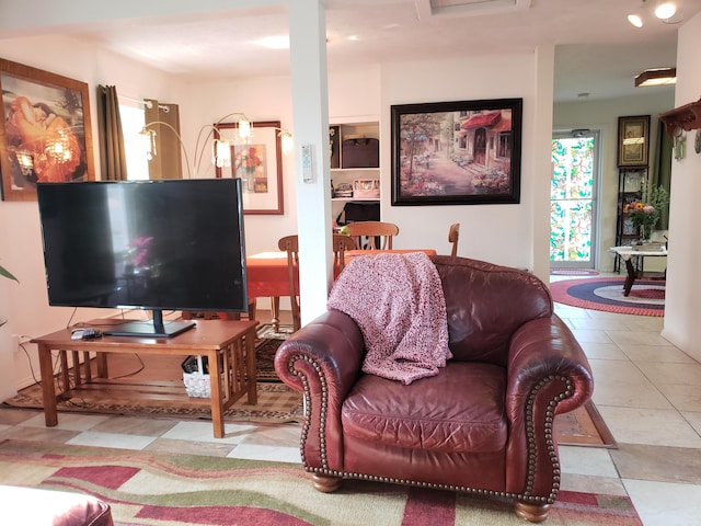 1108 E Cleveland Ave, Monett, MO 65708 - living area with healthy amount of natural light