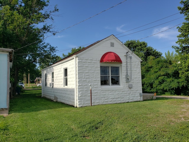 1108 E Cleveland Ave, Monett, MO 65708 - view of side of home with a lawn