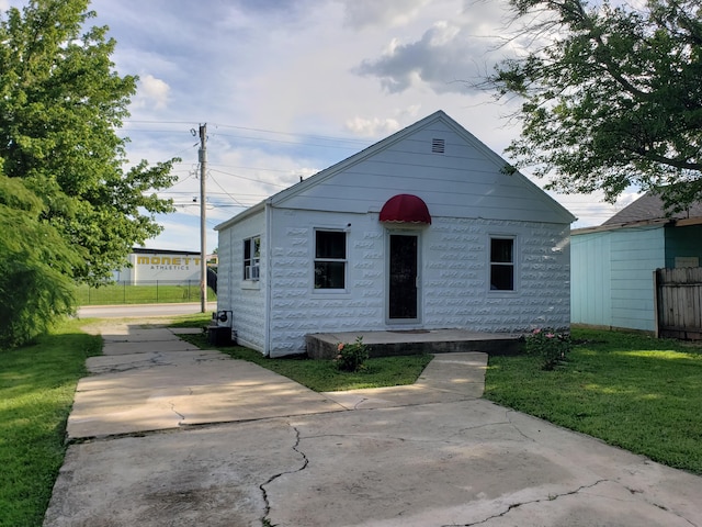 1108 E Cleveland Ave, Monett, MO 65708 - shotgun-style home featuring a front lawn