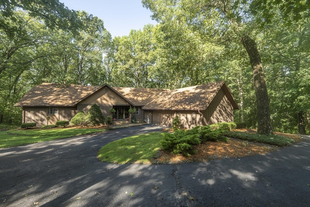 636 Crader Ct, Springfield, MO 65802 - view of front facade featuring driveway and a garage