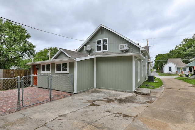 720 W Mount Vernon St, Springfield, MO 65806 - view of front facade featuring a gate and roof with shingles