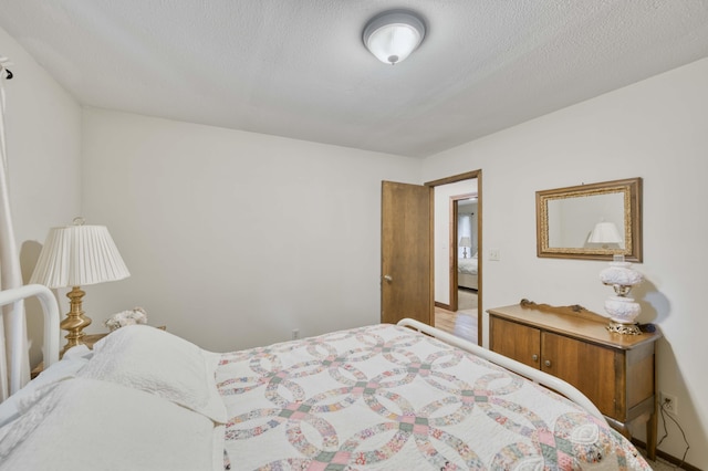 1820 E Jacqueline St, Springfield, MO 65804 - bedroom with a textured ceiling