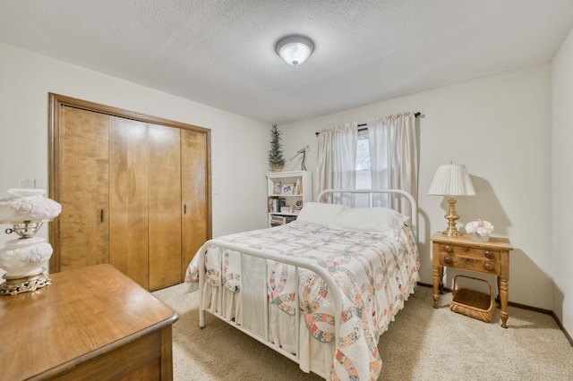 1820 E Jacqueline St, Springfield, MO 65804 - bedroom featuring light carpet, a closet, and a textured ceiling