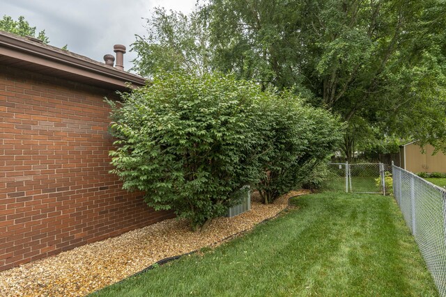 1820 E Jacqueline St, Springfield, MO 65804 - view of yard featuring a gate