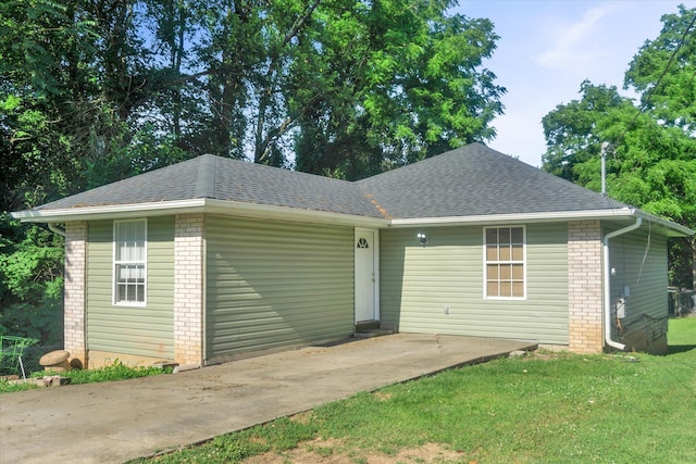 2431 N Kellett Ave, Springfield, MO 65803 - view of front of property featuring brick siding, a front yard, and roof with shingles