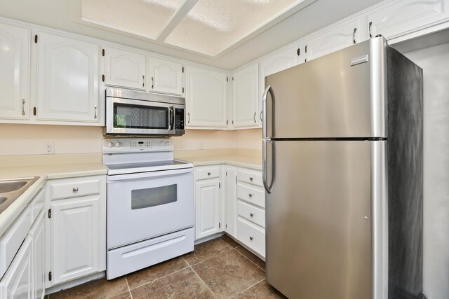 3440 S Delaware Ave Unit 114, Springfield, MO 65804 - kitchen featuring stainless steel appliances, white cabinets, and light countertops