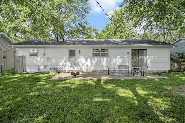 2558 S Nettleton Ave, Springfield, MO 65807 - rear view of house with a patio