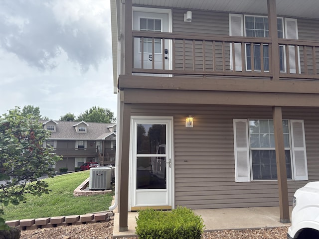 3 Memory Ln Unit 1, Branson, MO 65616 - rear view of house with a balcony and a yard