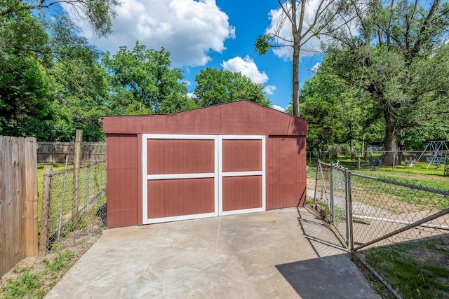 934 S New Ave, Springfield, MO 65806 - view of shed featuring a fenced backyard and view of wooded area