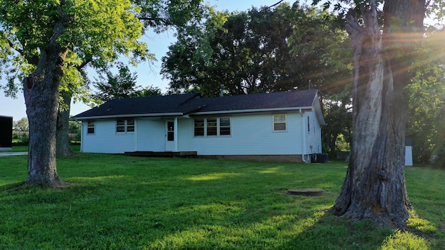 595 Johns Ford Rd, Sparta, MO 65753 - rear view of property with a yard