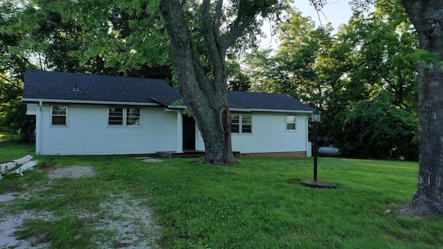 595 Johns Ford Rd, Sparta, MO 65753 - single story home featuring a front yard