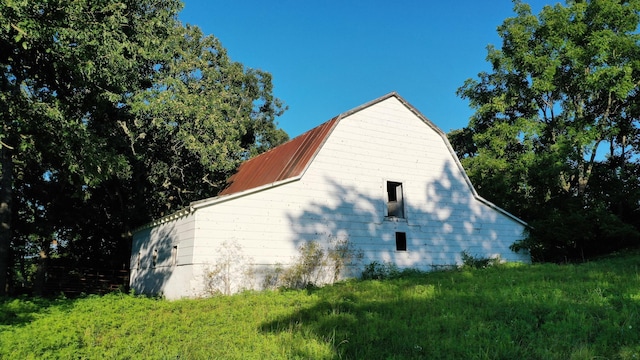 595 Johns Ford Rd, Sparta, MO 65753 - view of side of property featuring a barn, a gambrel roof, a yard, and an outbuilding