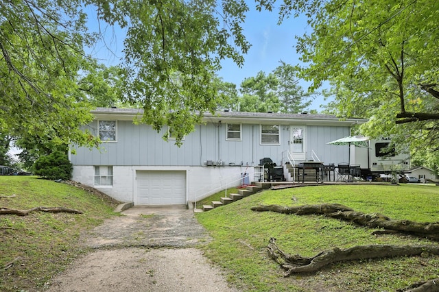 601 Linzee Blvd, Pierce City, MO 65723 - view of front of property with a garage, dirt driveway, a front yard, and board and batten siding