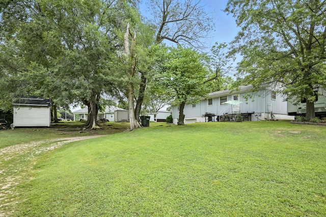 601 Linzee Blvd, Pierce City, MO 65723 - view of grassy yard with an outdoor structure