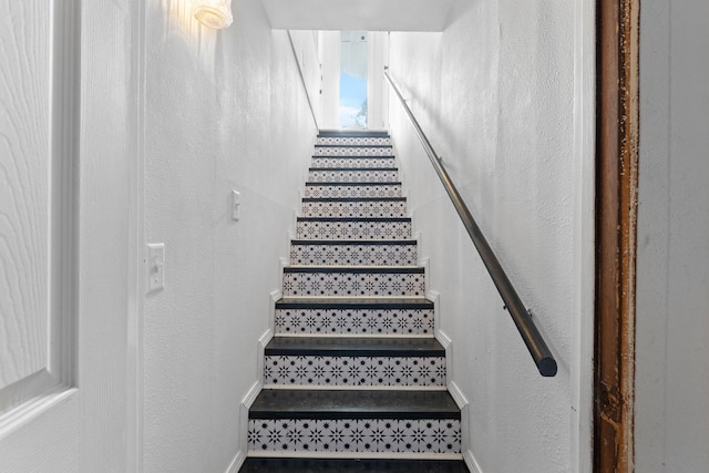 189 Pierce Pl, Forsyth, MO 65653 - staircase with a textured wall and baseboards