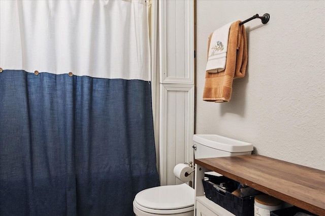 1188 Emerald Rd, Spokane, MO 65754 - bathroom featuring a textured wall and curtained shower