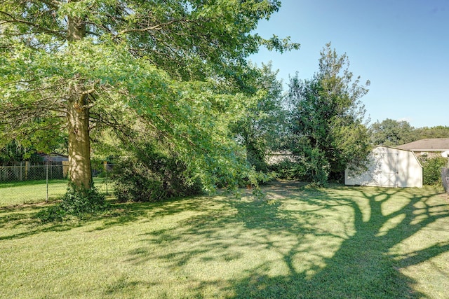 2816 N Pierce Ave, Springfield, MO 65803 - view of yard featuring a storage unit