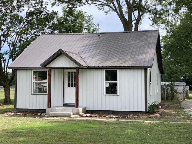 507 W Clouse St, Mountain Grove, MO 65711 - view of front of house with a metal roof, a front yard, and board and batten siding