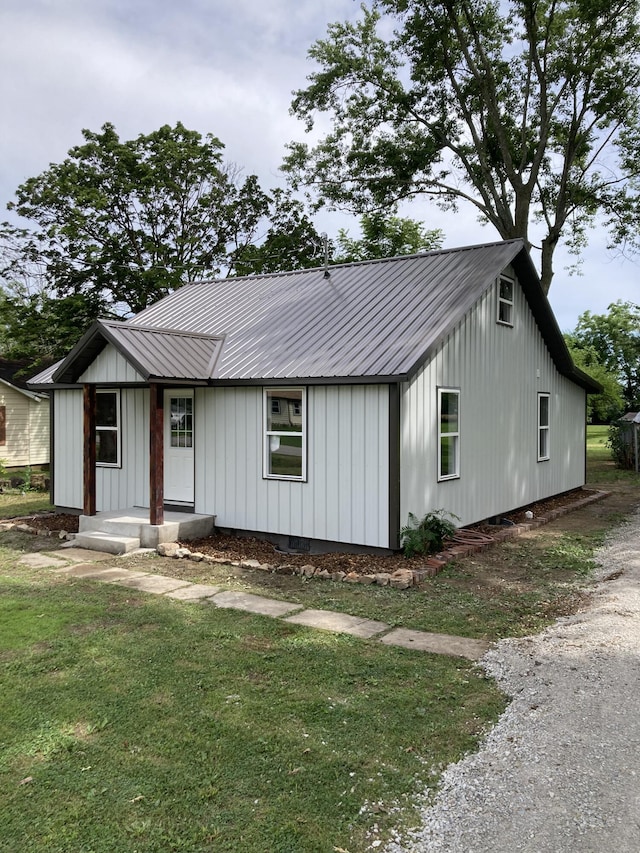 507 W Clouse St, Mountain Grove, MO 65711 - modern inspired farmhouse with board and batten siding, a metal roof, and a front yard