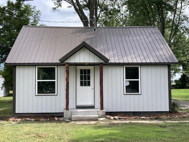 507 W Clouse St, Mountain Grove, MO 65711 - view of front of house featuring a metal roof and a front lawn