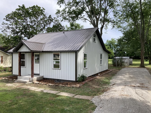 507 W Clouse St, Mountain Grove, MO 65711 - modern inspired farmhouse featuring a metal roof and board and batten siding