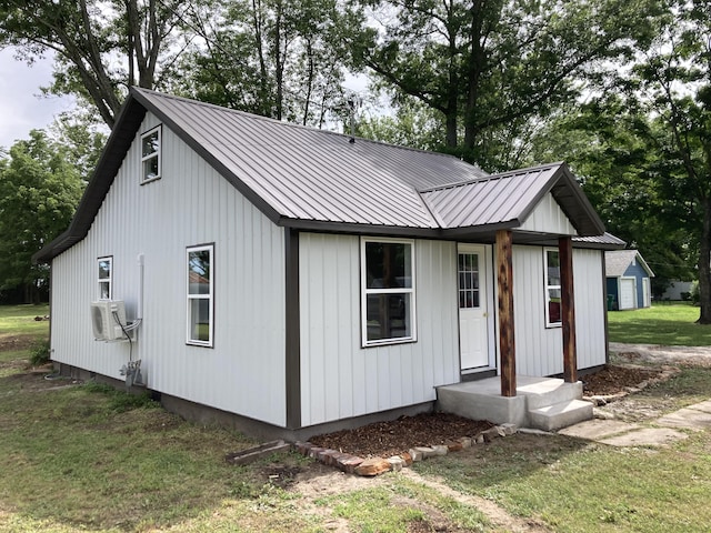 507 W Clouse St, Mountain Grove, MO 65711 - view of front of house with a metal roof and a front yard