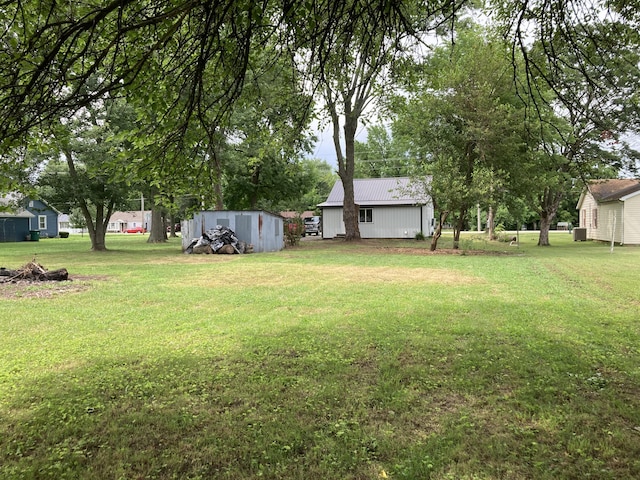 507 W Clouse St, Mountain Grove, MO 65711 - view of grassy yard featuring an outdoor structure