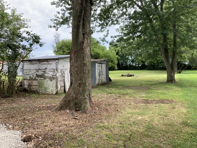 507 W Clouse St, Mountain Grove, MO 65711 - view of green lawn featuring a shed