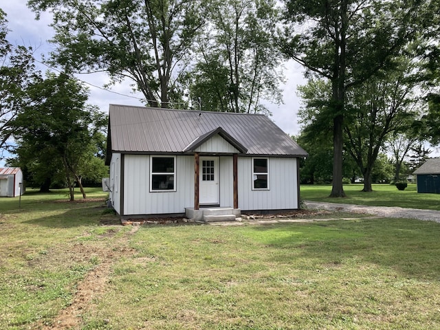 507 W Clouse St, Mountain Grove, MO 65711 - view of front facade featuring a front lawn and a metal roof
