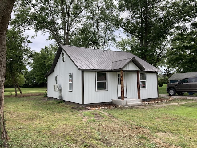 507 W Clouse St, Mountain Grove, MO 65711 - modern farmhouse style home featuring a front lawn and a metal roof