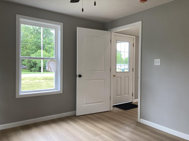 507 W Clouse St, Mountain Grove, MO 65711 - entrance foyer with light wood finished floors and ceiling fan