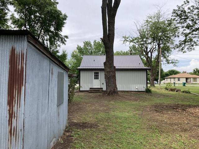 507 W Clouse St, Mountain Grove, MO 65711 - back of house featuring entry steps, a metal roof, and a yard