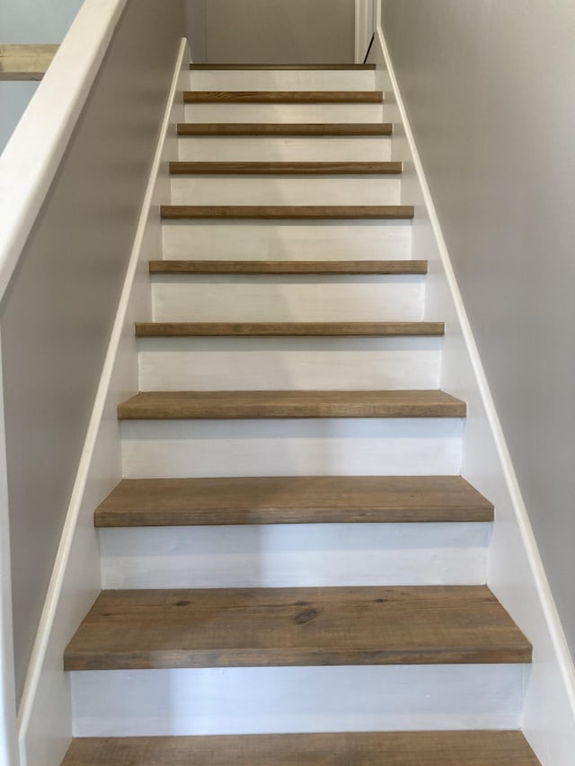 507 W Clouse St, Mountain Grove, MO 65711 - view of staircase