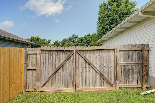 844 S Natalie Ave, Springfield, MO 65802 - view of gate