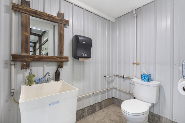 14410 Native Dr, Phillipsburg, MO 65722 - half bathroom featuring toilet and concrete floors