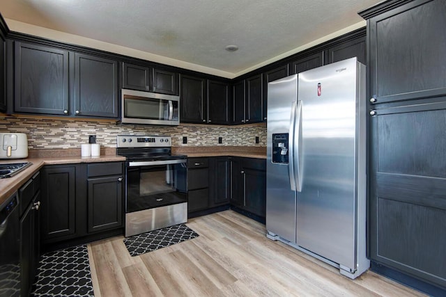 579 Lantern Hill Rd, Nixa, MO 65714 - kitchen with appliances with stainless steel finishes, light wood-style flooring, backsplash, and light countertops